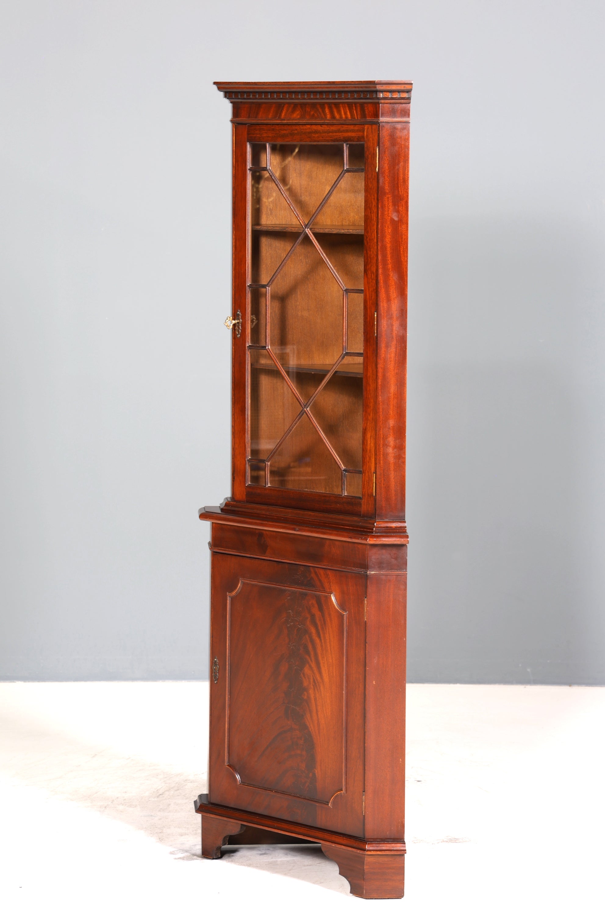 Wunderschöne Englische Eckvitrine Mahagoni Antik 60s echt Holz Schrank Eckschrank Glasvitrine
