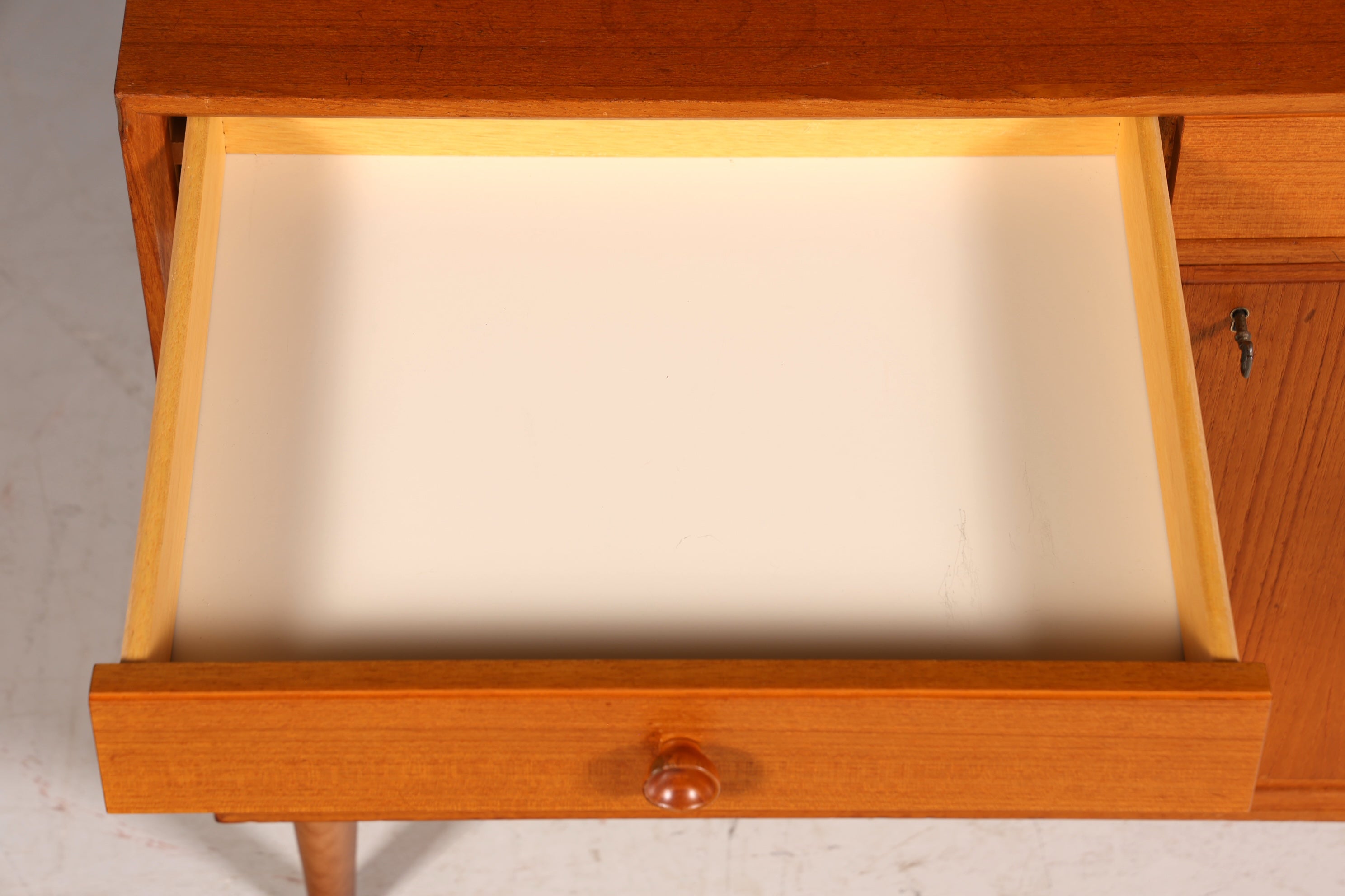 Wunderschönes Mid Century Regal Danish Design Teak Holz Schrank Retro Bücherregal Kommode 1 von 2