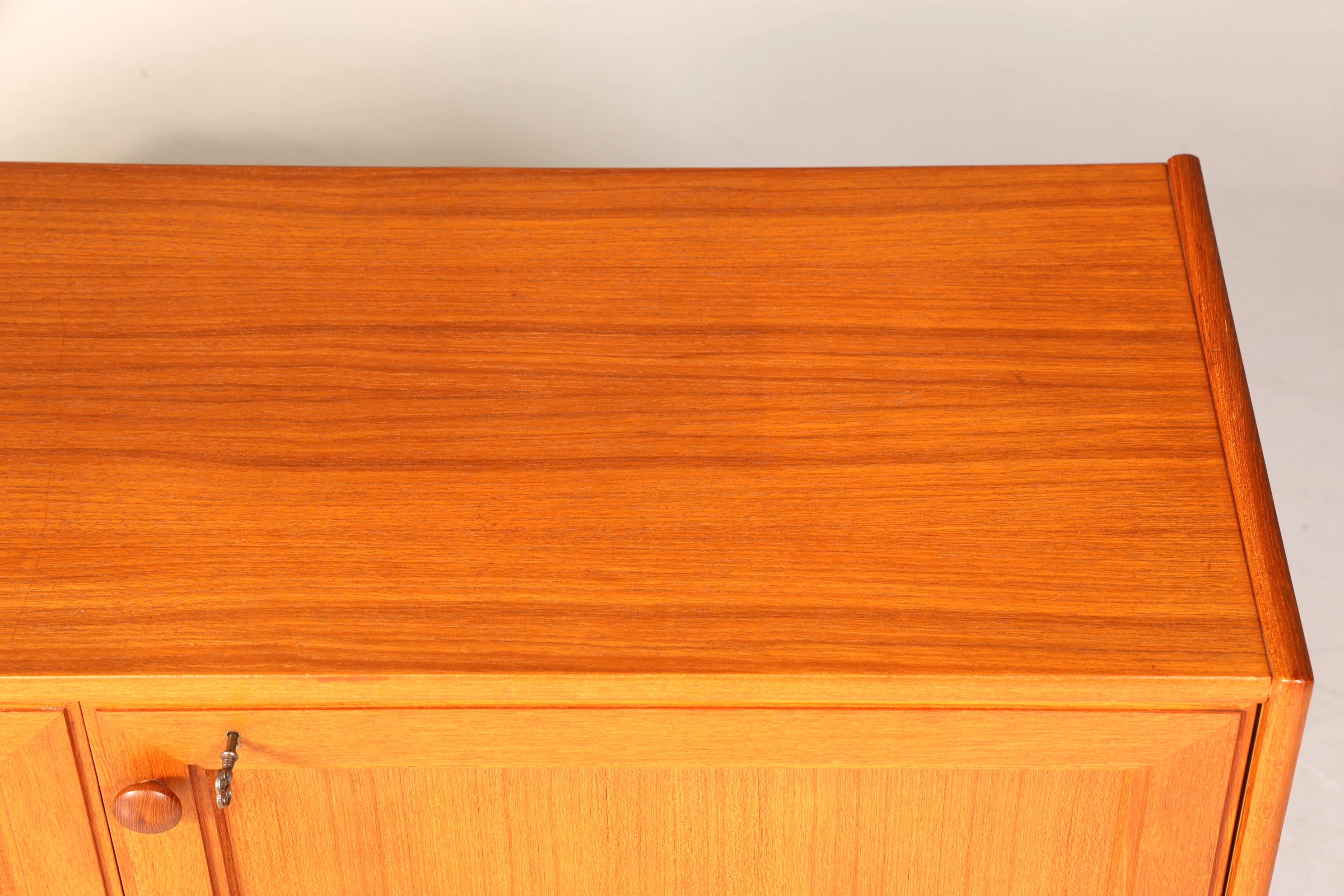 Schlichtes Mid Century Sideboard Vintage TV Kommode 60s Schrank Retro Teak Holz Longboard