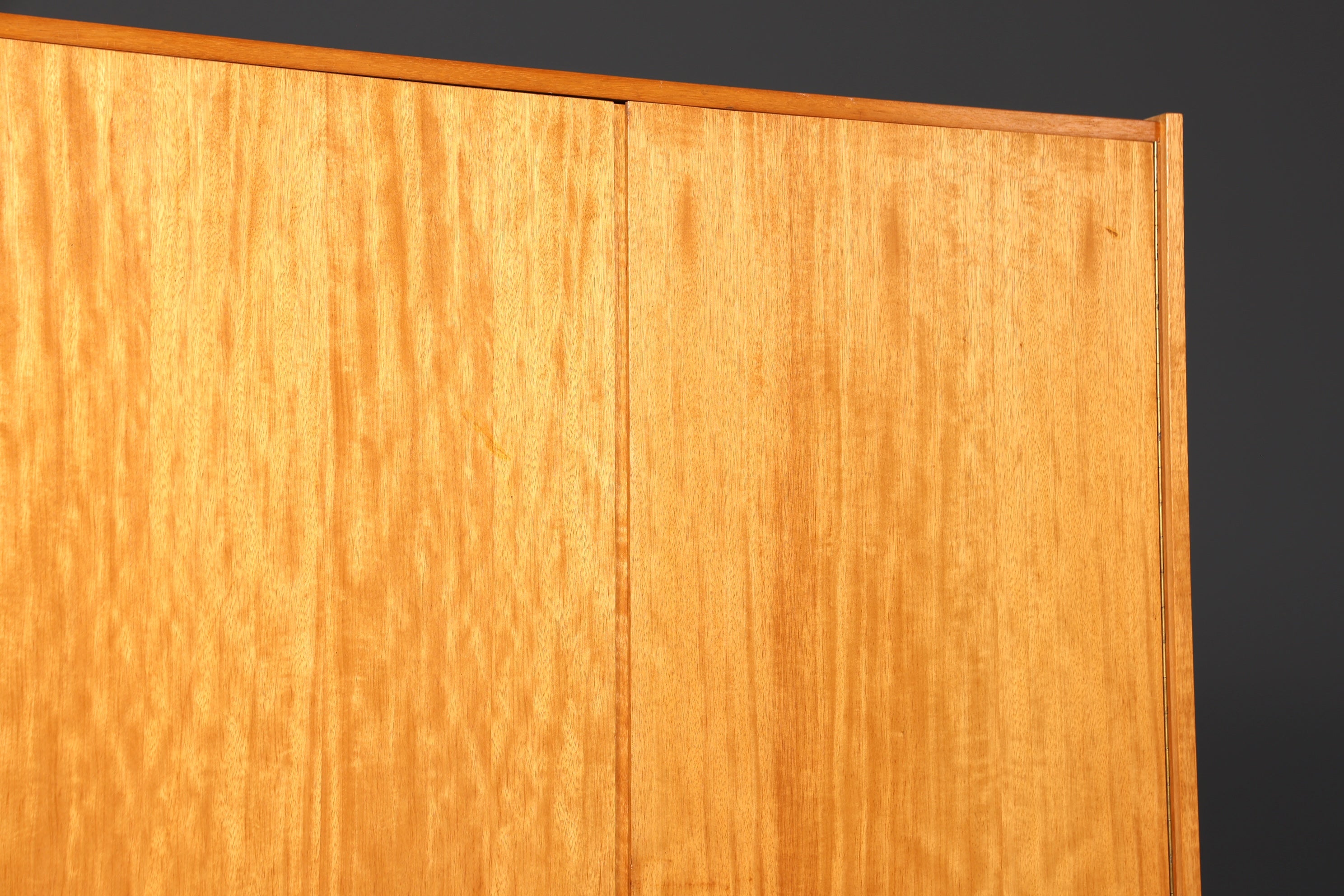 F937 Finish Traumhafter Mid Century Kleiderschrank Vintage Schrank Retro Wäscheschrank