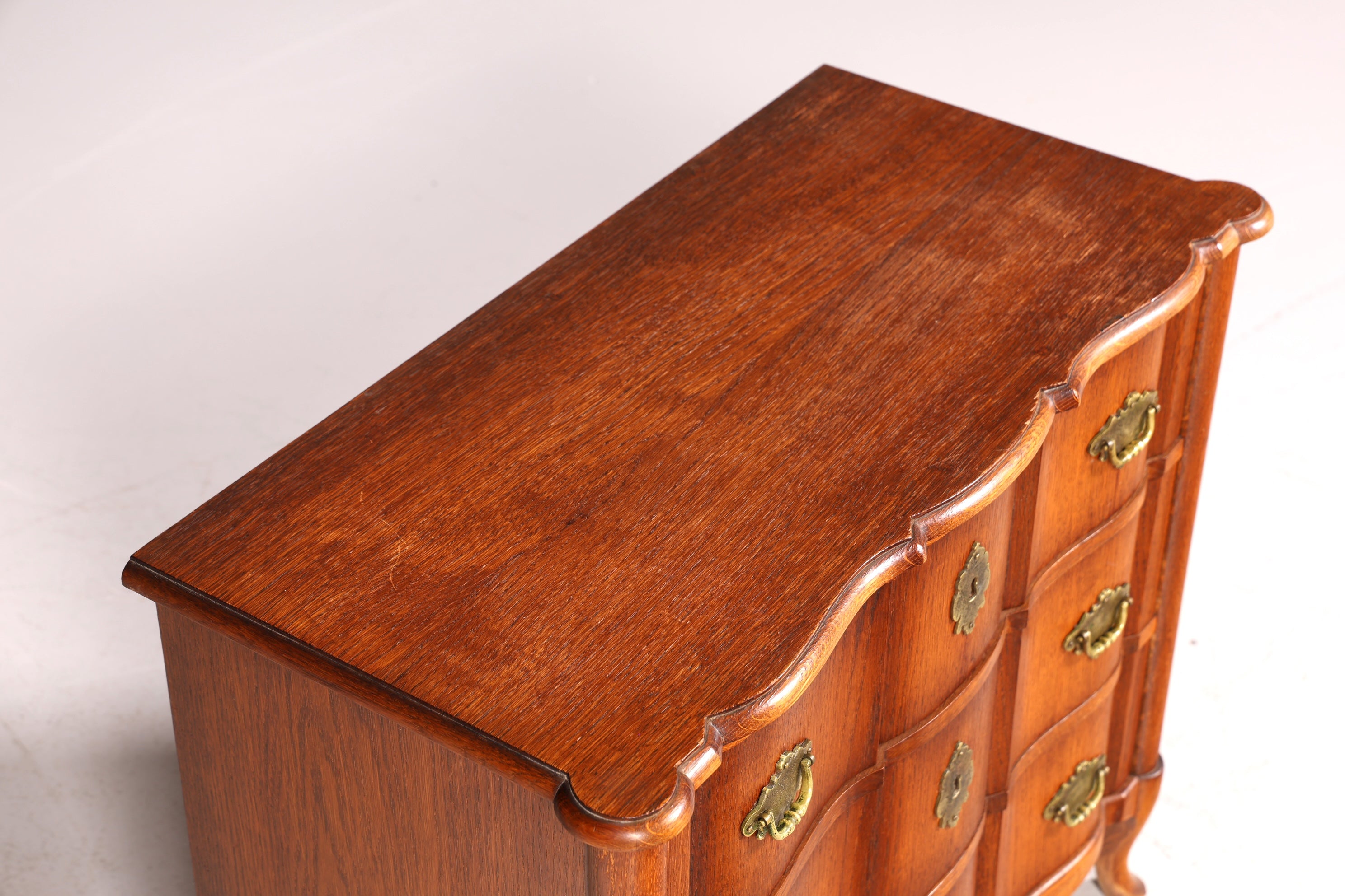 Traumhafte kleine geschwungene Kommode im Barock Stil Englisch Schubladenkommode