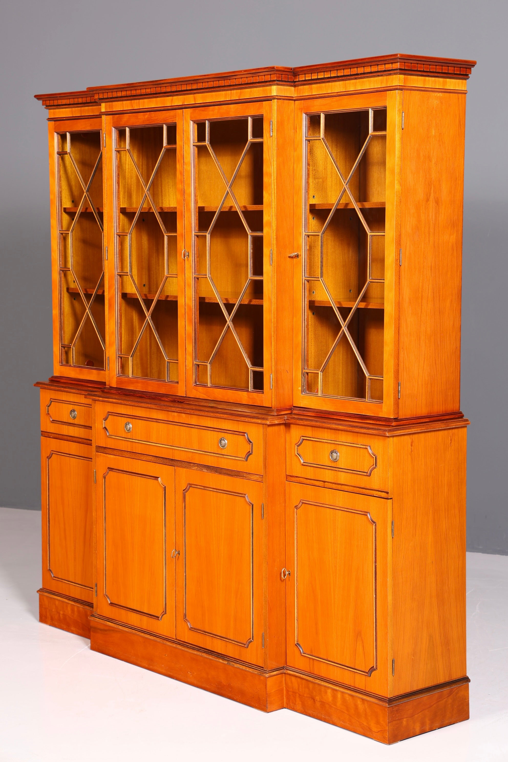 Traumhafte Englische Vitrine Bücherschrank Buffet Antik Stil Englisch Eibe Glasvitrine Bibliothek