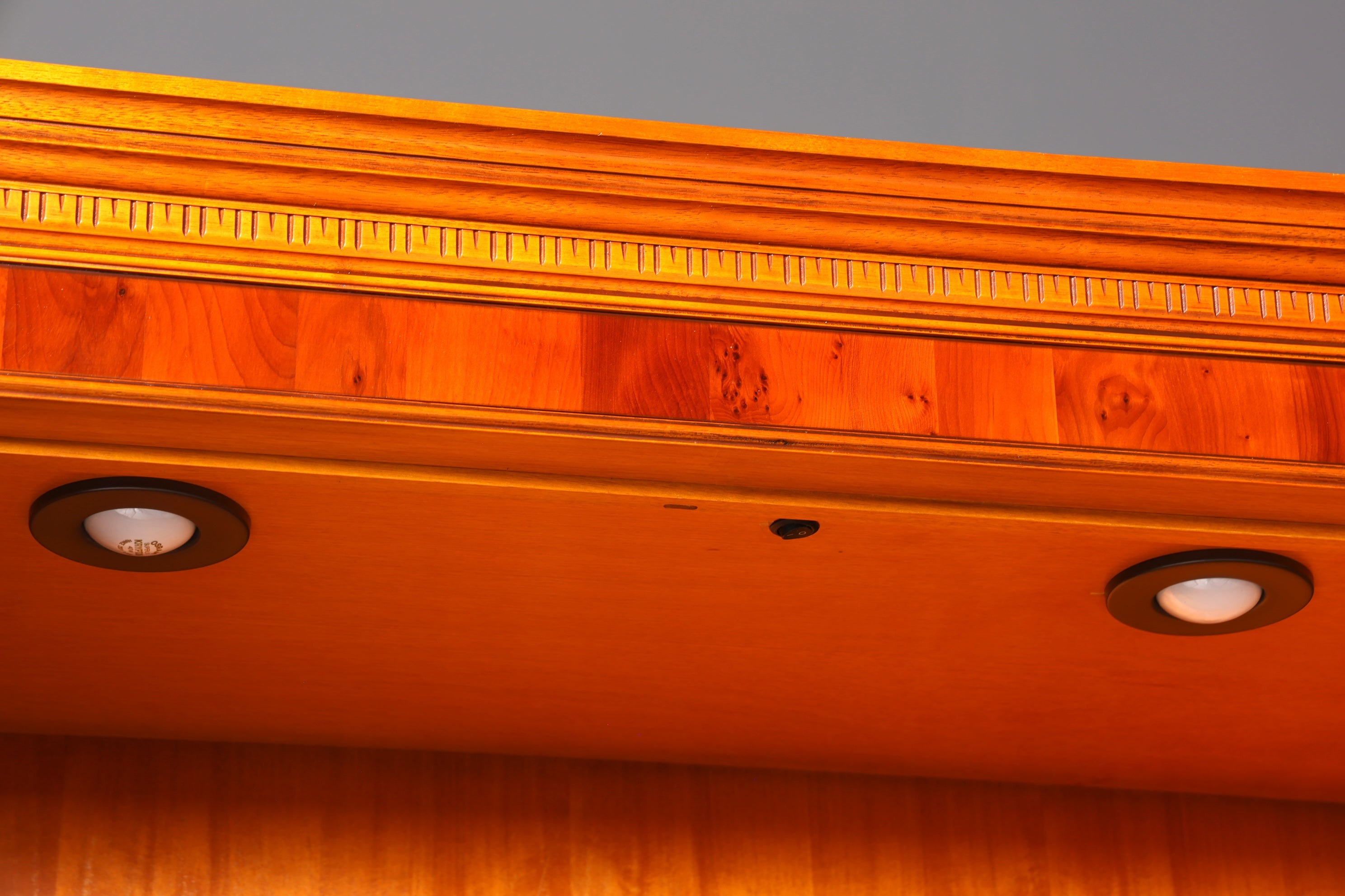 F947 Finish cm Wunderschöne Original Heldense Vitrine Englische Eibe Bücherschrank Buffet Antik Stil Glasvitrine