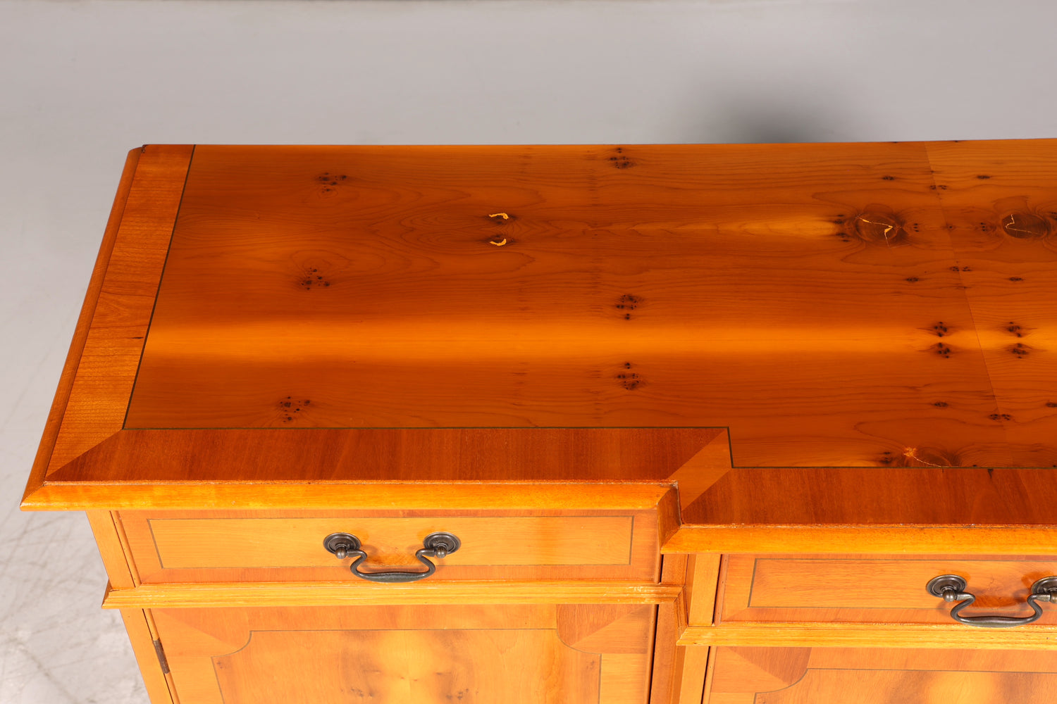 Wunderschönes Englisches Sideboard Eibe Schrank Antik Stil Buffetschrank Kommode