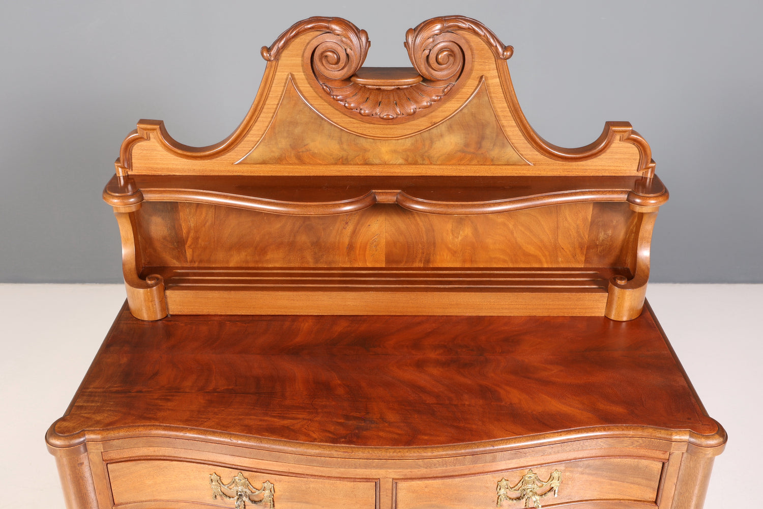 Traumhafte geschwungene Barock Kommode Englisch Sideboard Chippendale Schubladenkommode