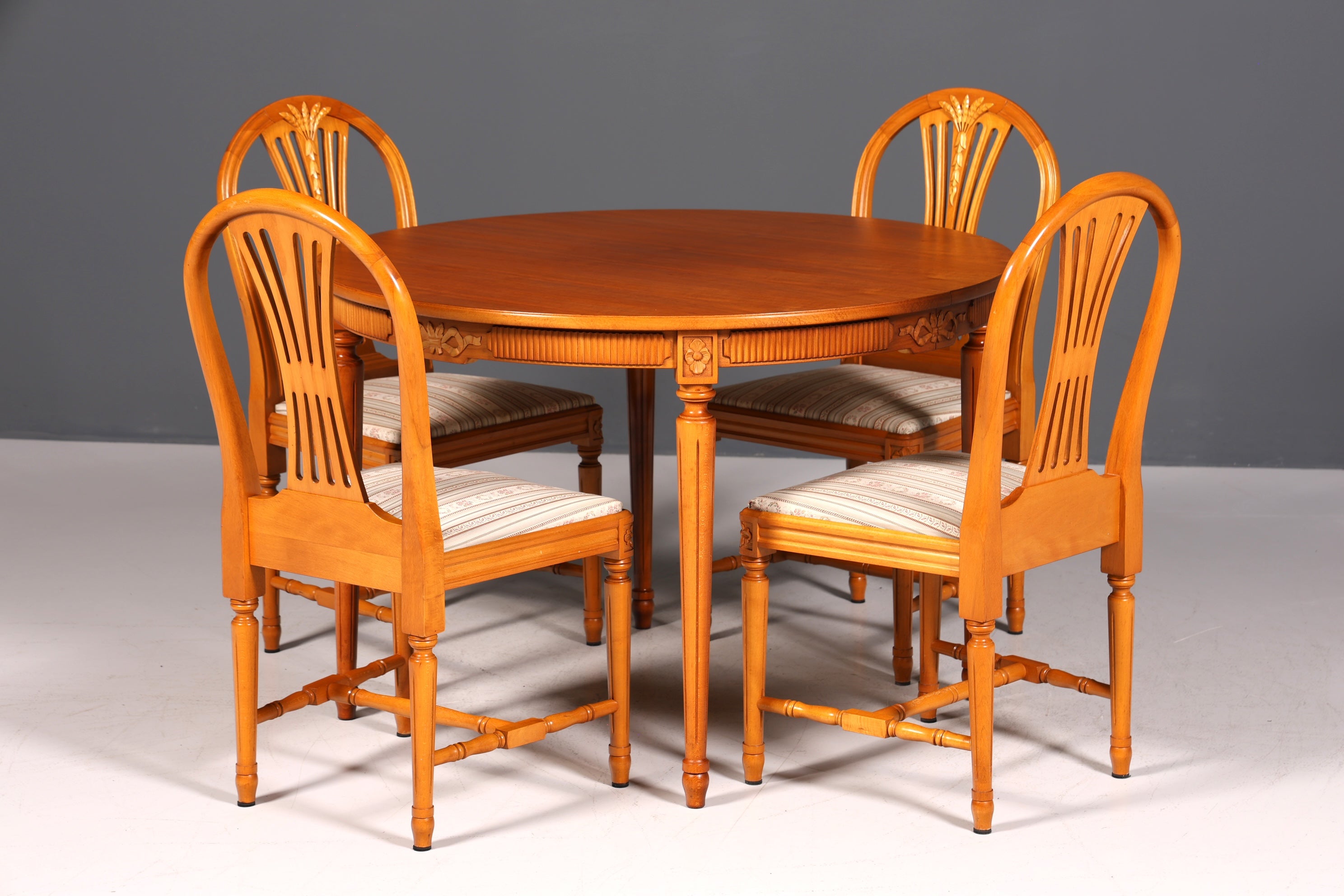 Wunderschöner Tisch im Gustavianischer Stil Küchentisch ausziehbar Antik Stil Eibe Esszimmer Tisch