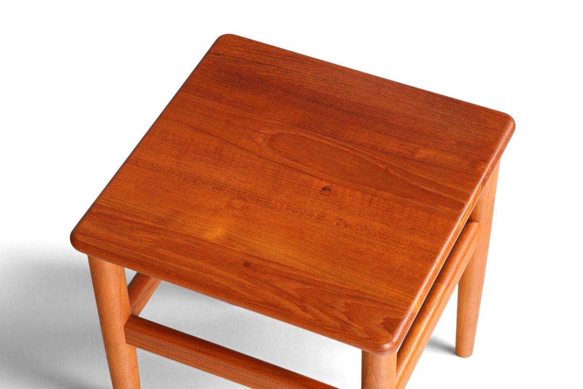 Hauptstadt Möblerei Mid-Century Beistelltisch aus Teakholz mit quadratischer Platte im dänischen Design