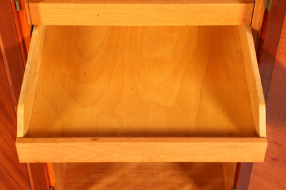 Wunderschöner Schrank im Gustavianischen Stil 60er Jahre Wäscheschrank Vertiko Mid Century Aktenschrank Kommode