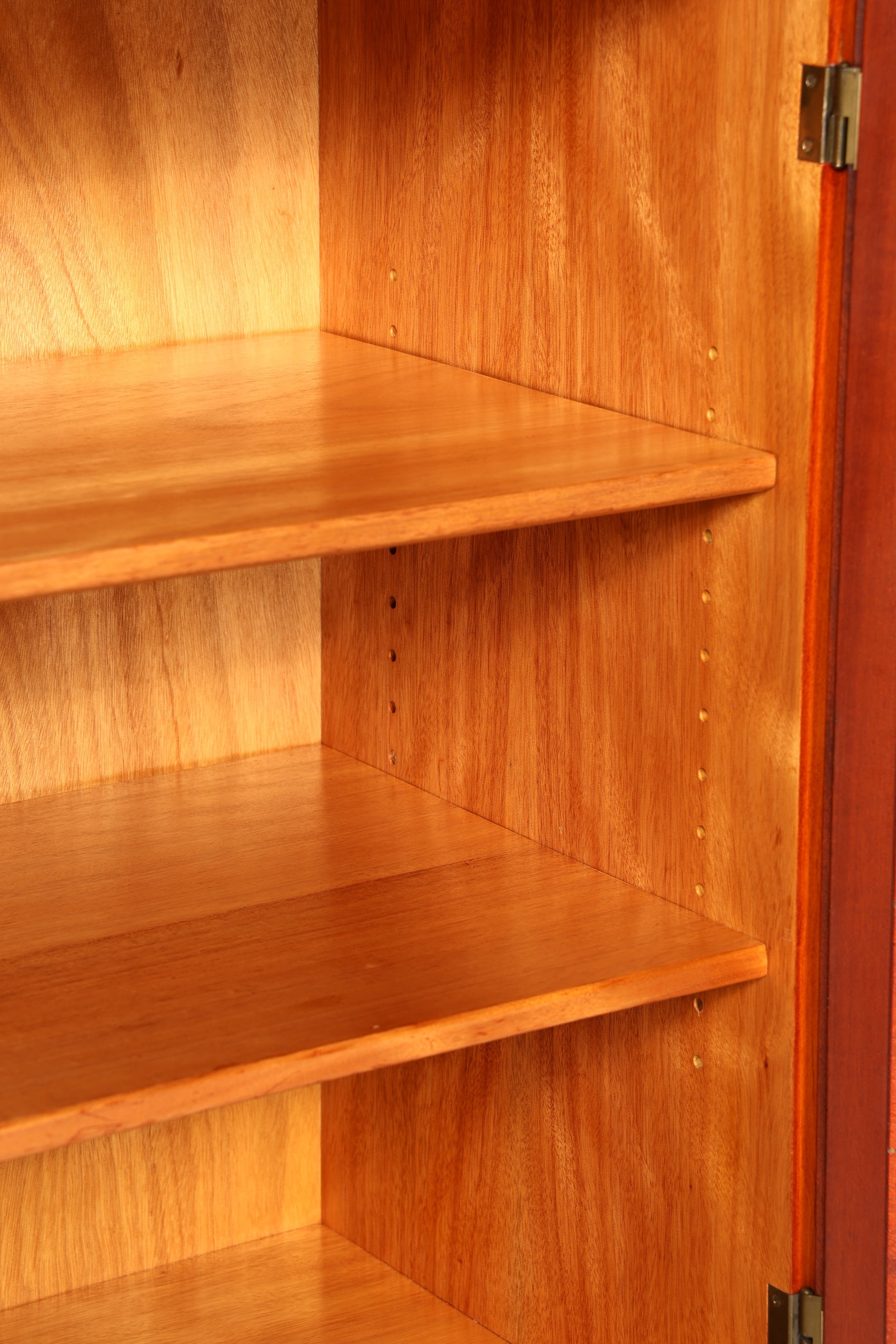 Wunderschöner Schrank im Gustavianischen Stil 60er Jahre Wäscheschrank Vertiko Mid Century Aktenschrank Kommode