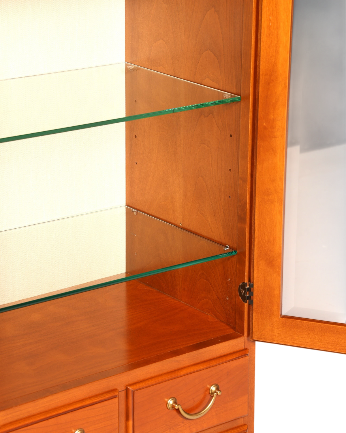 Hauptstadt Möblerei Selva Style Vitrine aus Kirschholz mit Glasböden, Messinggriffen und Schubladen im Antik-Stil