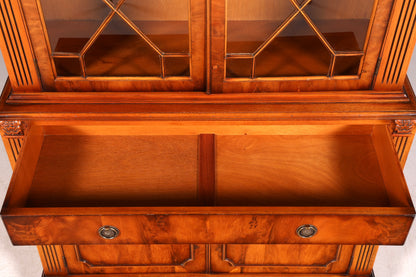 F995 Finish cm, Wunderschöne Englische Vitrine Bücherschrank Buffet Antik Stil Englisch Eibe Glasvitrine Bibliothek