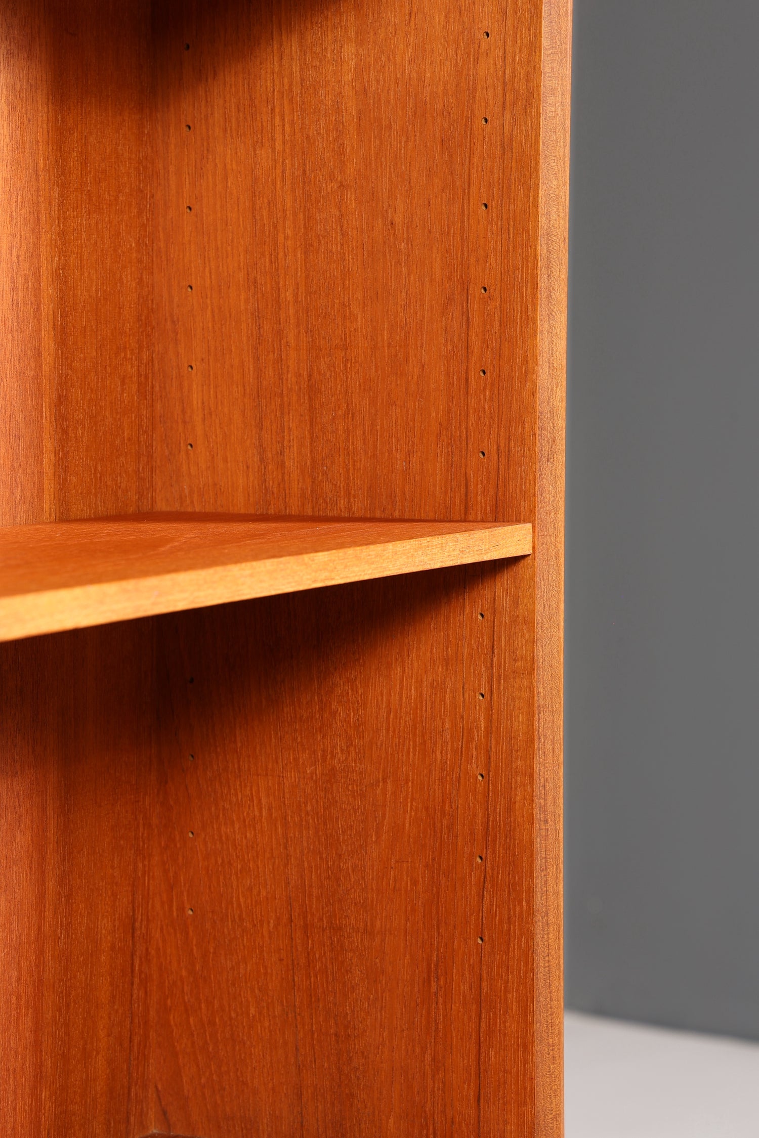 Schlichtes Mid Century Bücherregal Danish Design Schrank Retro Kommode Schiebetür Regal Vintage