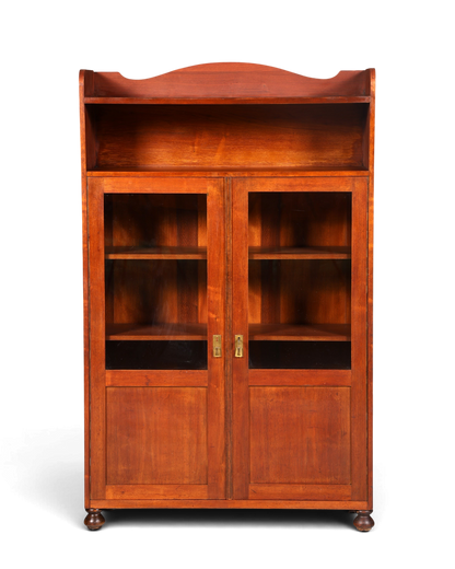 Hauptstadt Möblerei Jugendstil Vitrine aus Eiche um 1900 mit verglasten Türen und Ablagefläche oben