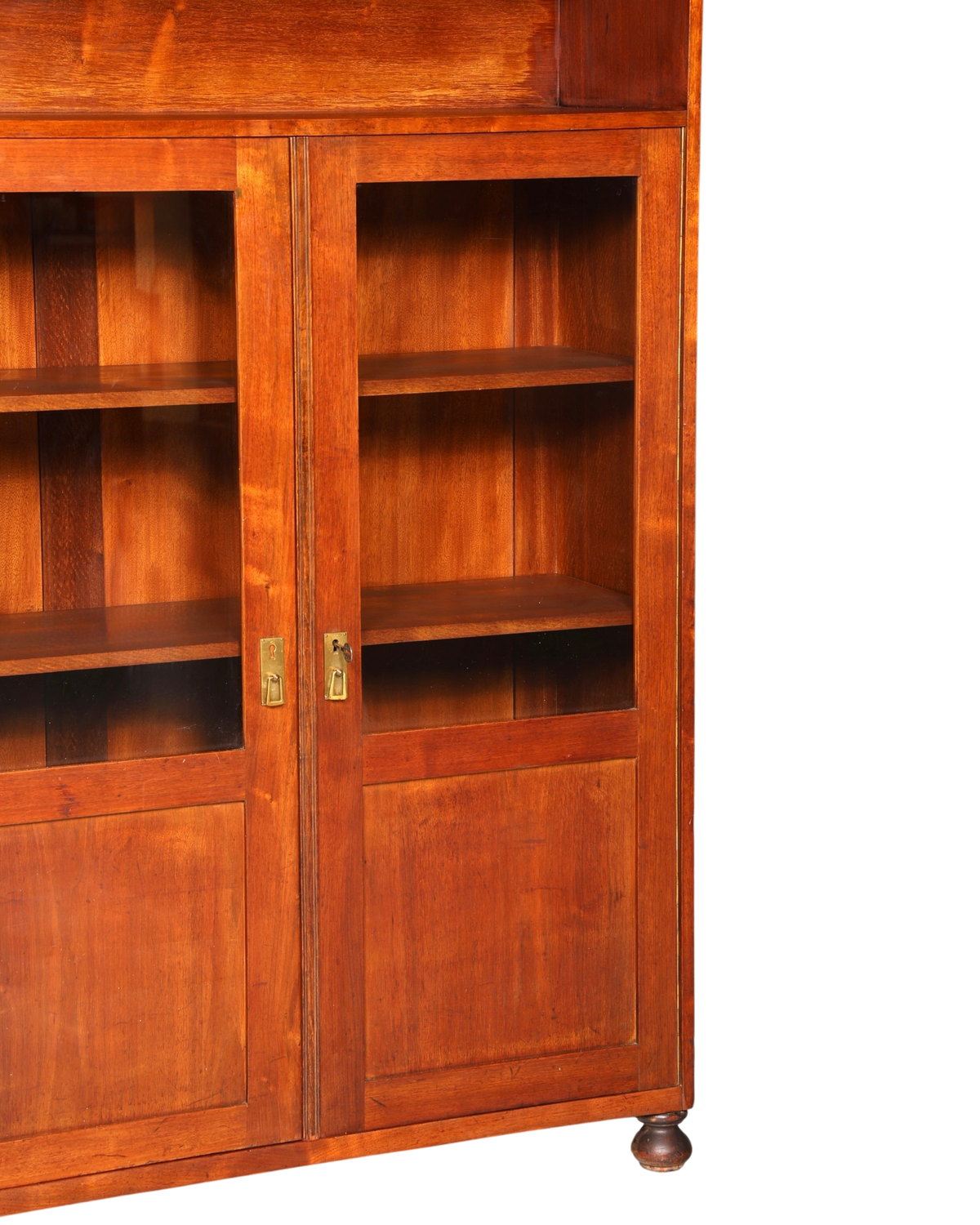 Hauptstadt Möblerei Jugendstil Vitrine aus Eiche um 1900 mit verglasten Türen und warmer Holzmaserung