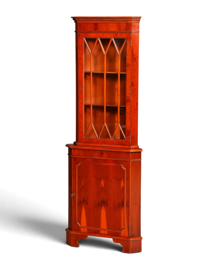 Hauptstadt Möblerei englische Eckvitrine aus Eibenholz mit Glasfront und dekorativen Sprossen im Vintage-Stil