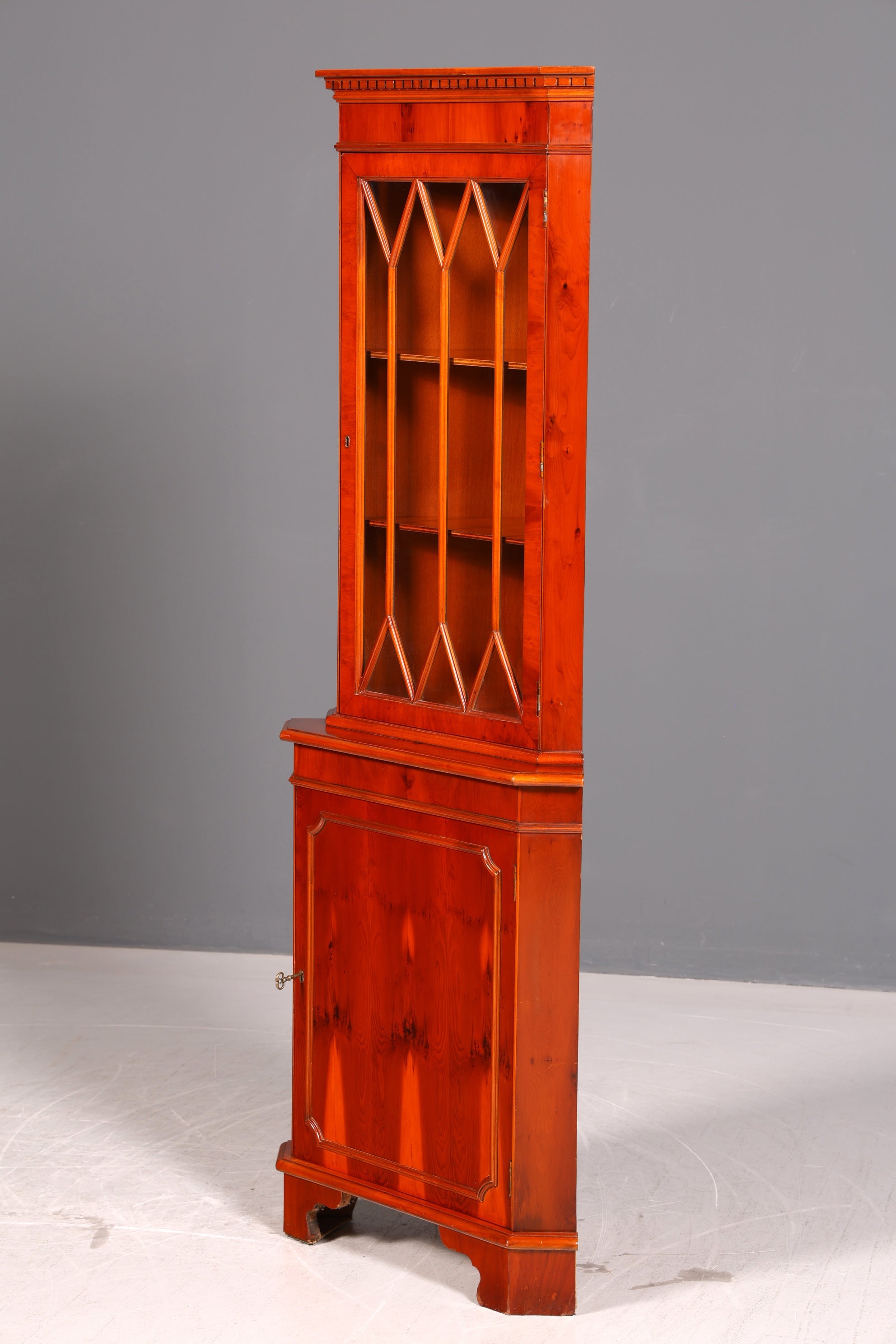 Wunderschöne Englische Eckvitrine Eibe 60er Echt Holz Schrank Eckschrank Glasvitrine Vitrine Vintage