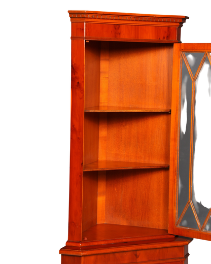 Hauptstadt Möblerei englische Eckvitrine aus Eibe mit verglaster Tür und warmer Holzmaserung im Vintage-Stil