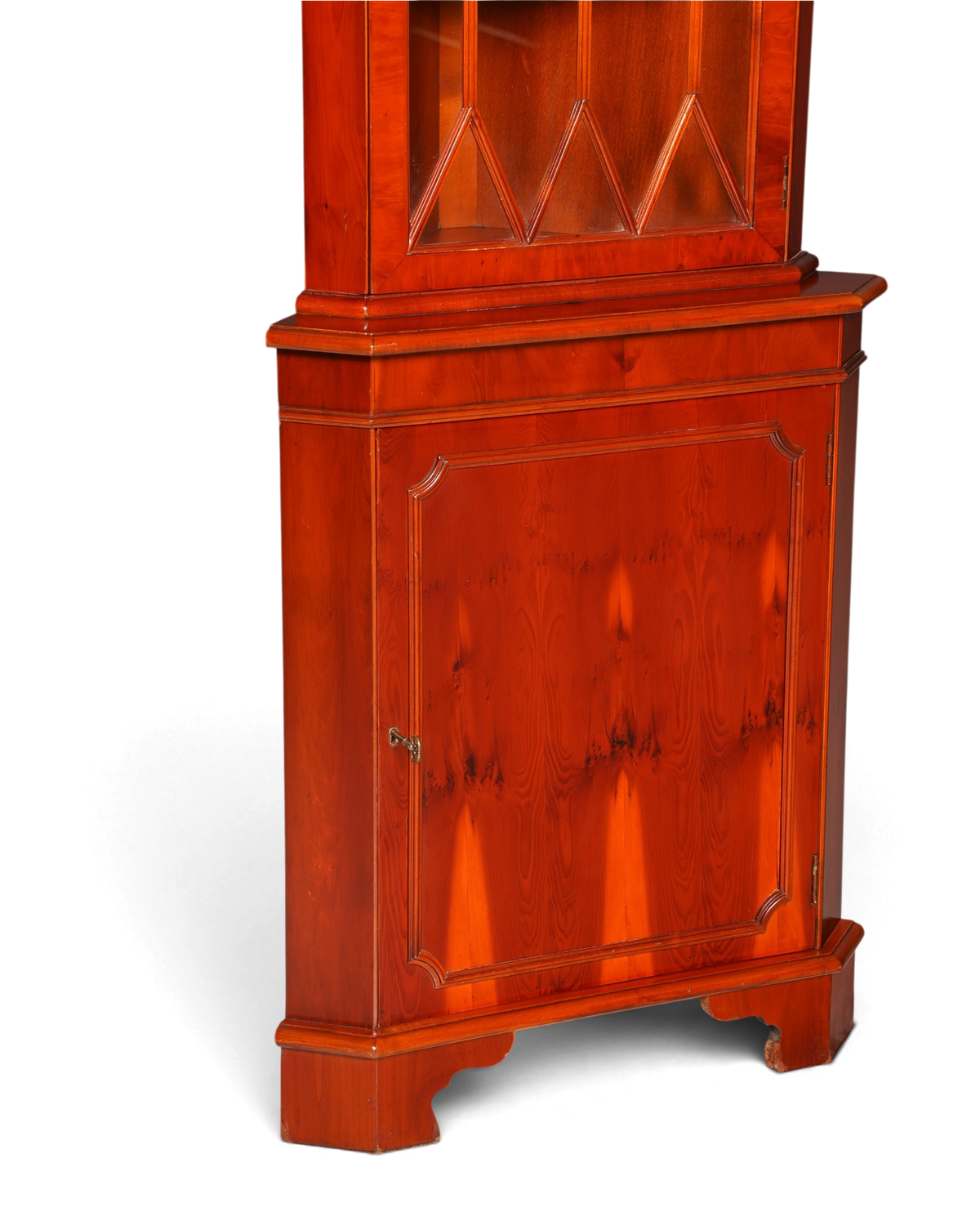 Hauptstadt Möblerei englische Eckvitrine aus Eibenholz mit Glasfront und eleganter Maserung im Vintage Stil