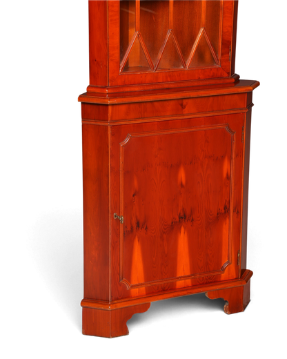 Hauptstadt Möblerei englische Eckvitrine aus Eibenholz mit Glasfront und eleganter Maserung im Vintage Stil