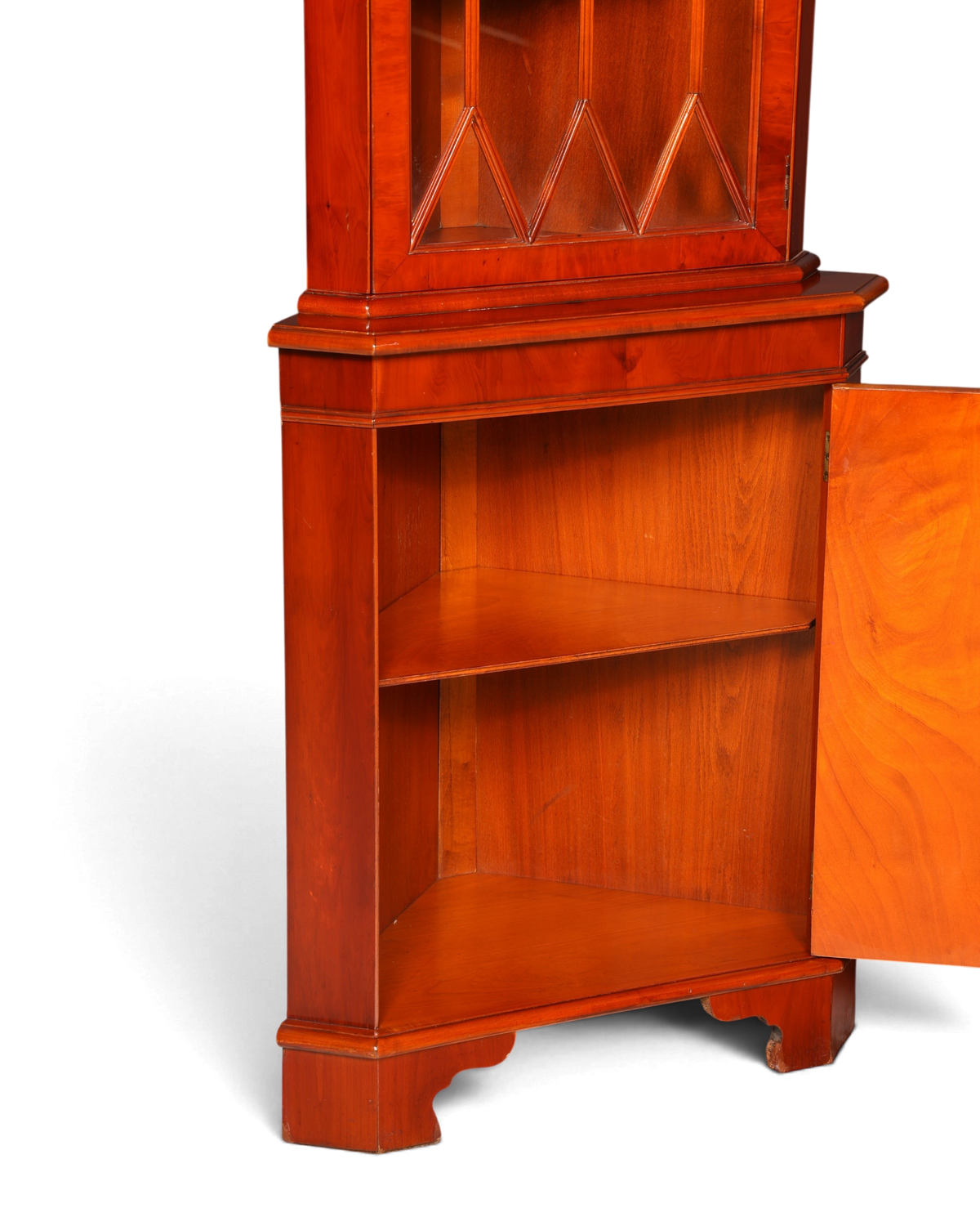 Hauptstadt Möblerei englische Eckvitrine aus Eibenholz mit Glasfront und offenem unterem Schrankfach im Vintage-Stil
