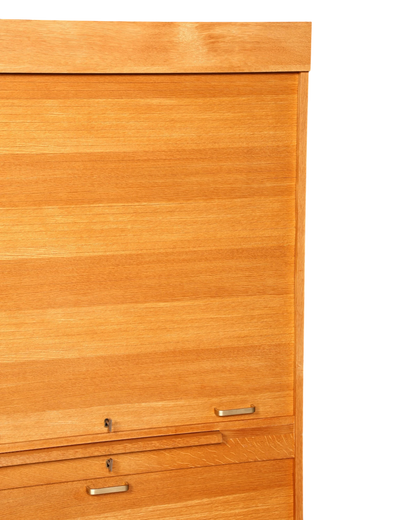 Hauptstadt Möblerei Mid Century Rollladenschrank aus hellem Echtholz im Bauhaus Stil mit Metallgriffen und Schloss