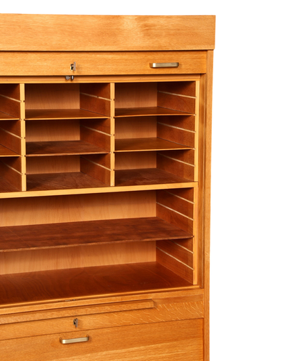 Hauptstadt Möblerei Mid Century Rollladenschrank aus Holz mit verstellbaren Fächern im Bauhaus Stil