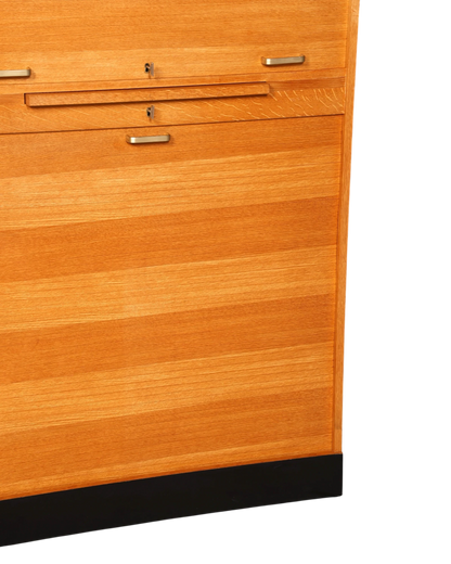 Hauptstadt Möblerei Mid Century Rollladenschrank aus hellem Holz mit schwarzem Sockel und Metallgriffen