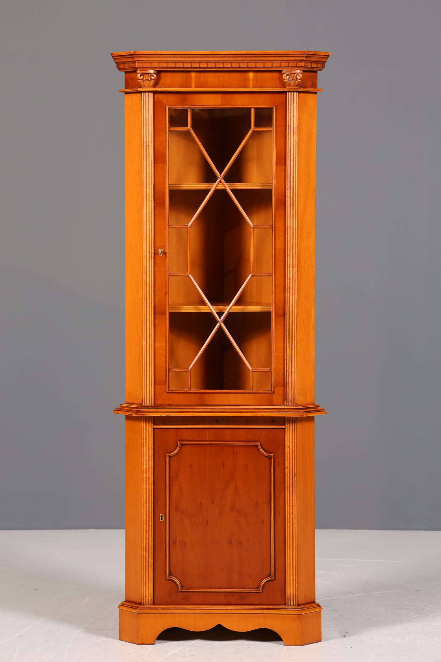 Wunderschöne Englische Eckvitrine Antik 60s echt Holz Eibe Schrank Eckschrank Glasvitrine Vitrine
