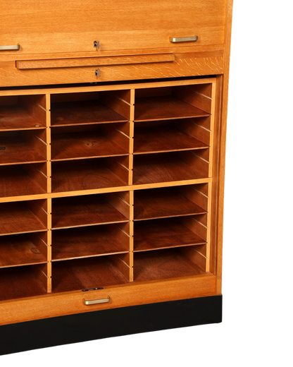 Hauptstadt Möblerei Mid Century Rollladenschrank aus Eichenholz mit vielen Fächern im Bauhaus Stil