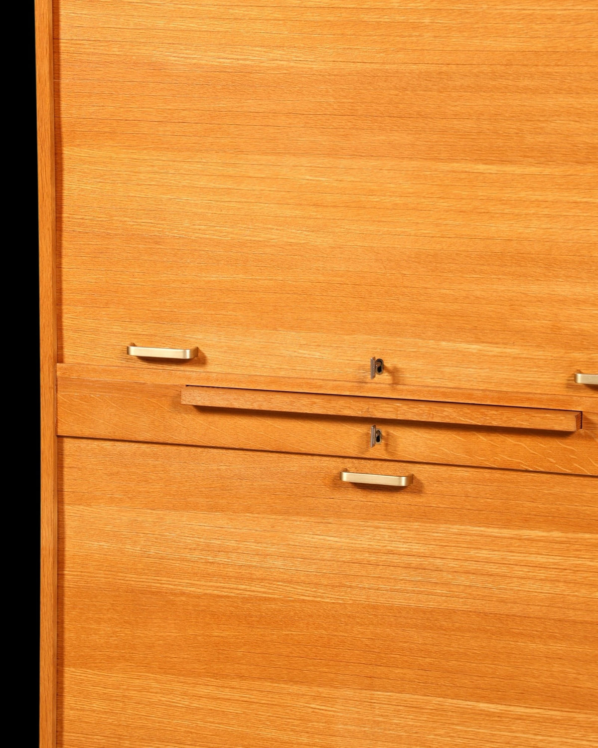 Hauptstadt Möblerei Mid Century Rollladenschrank aus hellem Echtholz mit Metallgriffen und Schloss im Bauhaus Stil