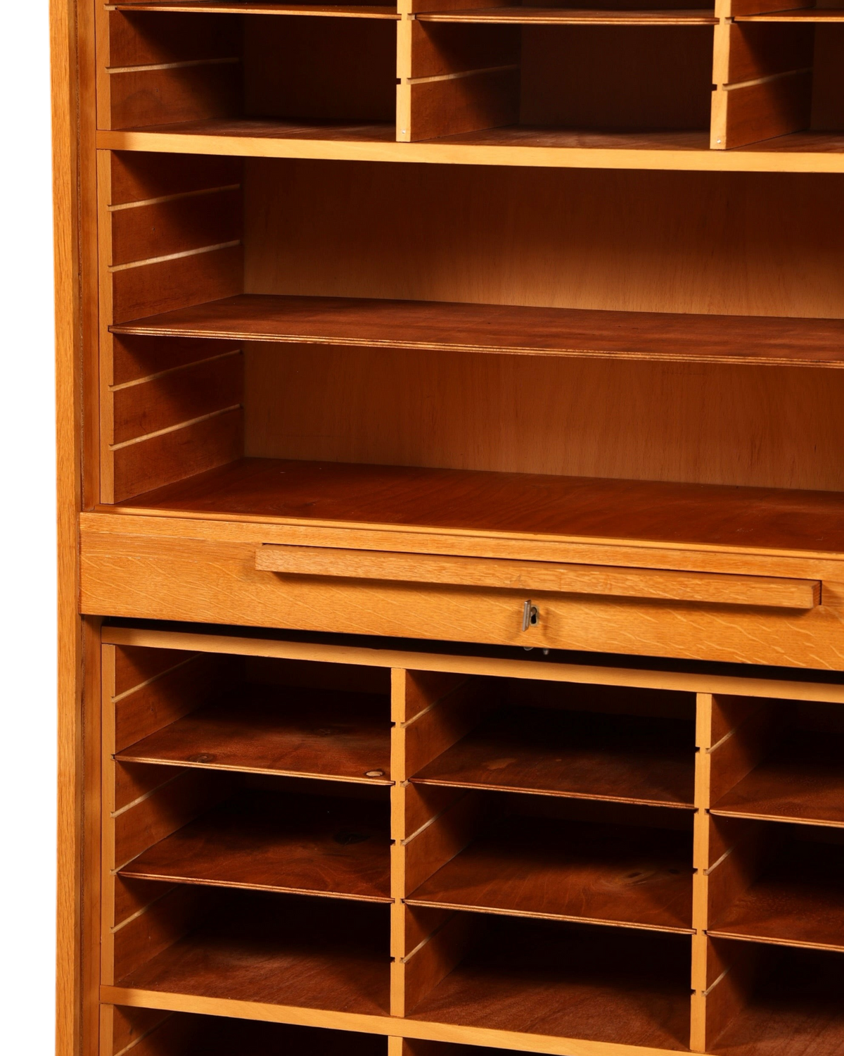 Hauptstadt Möblerei Mid Century Rollladenschrank aus Holz mit verstellbaren Regalfächern im Bauhaus Stil