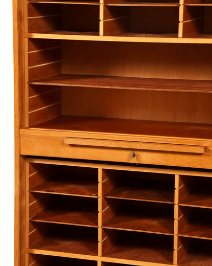 Hauptstadt Möblerei Mid Century Rollladenschrank aus Holz mit verstellbaren Regalfächern im Bauhaus Stil