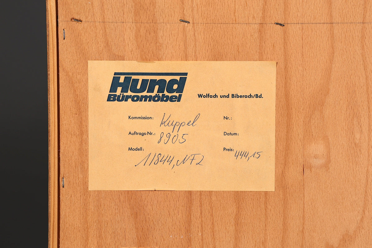 Hauptstadt Möblerei Vintage Hund Büromöbel Etikett auf hellem Holzfurnier eines Mid Century Rollladenschranks