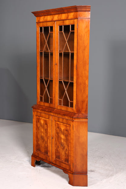 Wunderschöne Englische Eckvitrine Eibe Antik echt Holz Schrank Eckschrank Glasvitrine