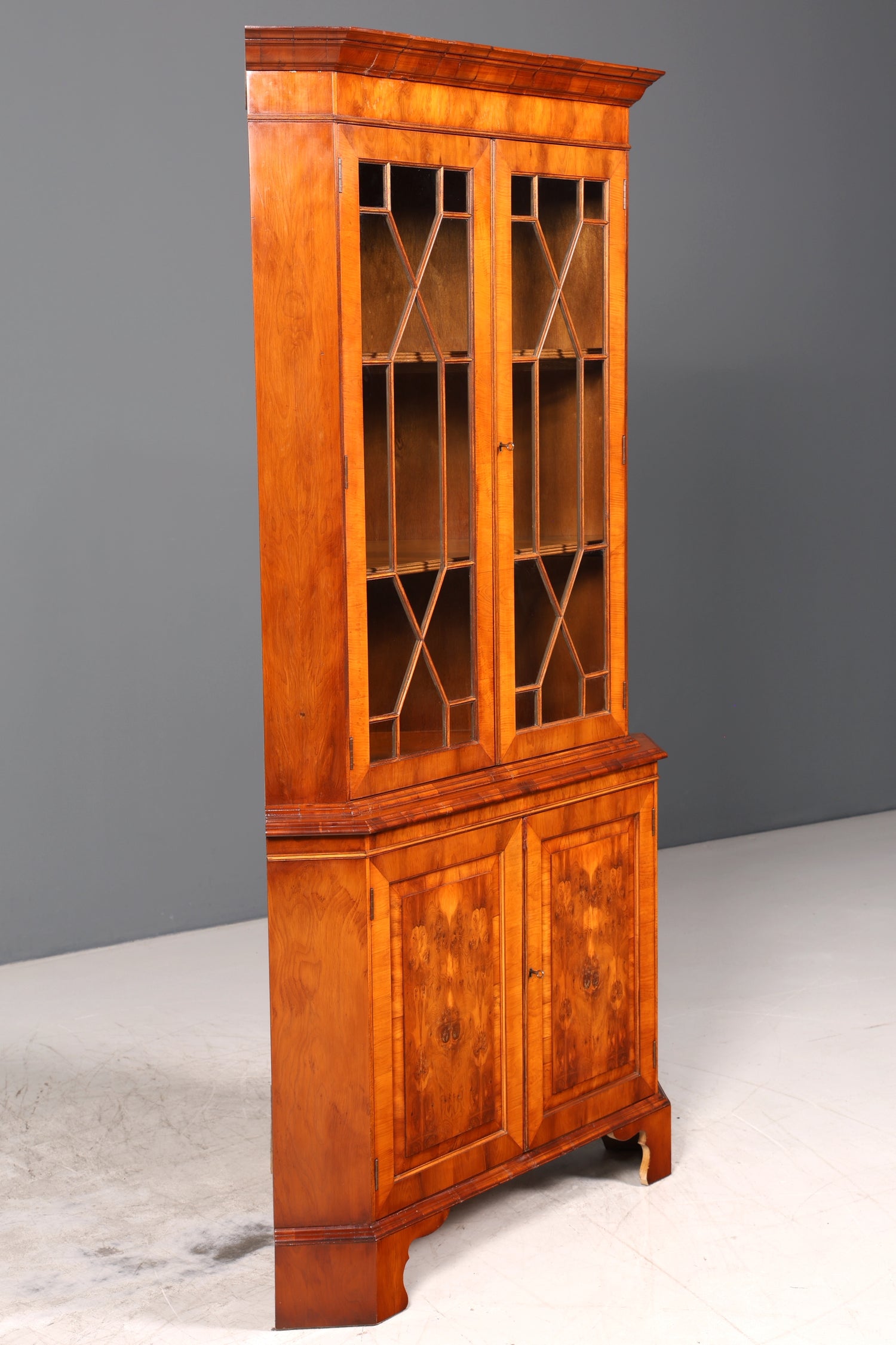 Wunderschöne Englische Eckvitrine Eibe Antik echt Holz Schrank Eckschrank Glasvitrine
