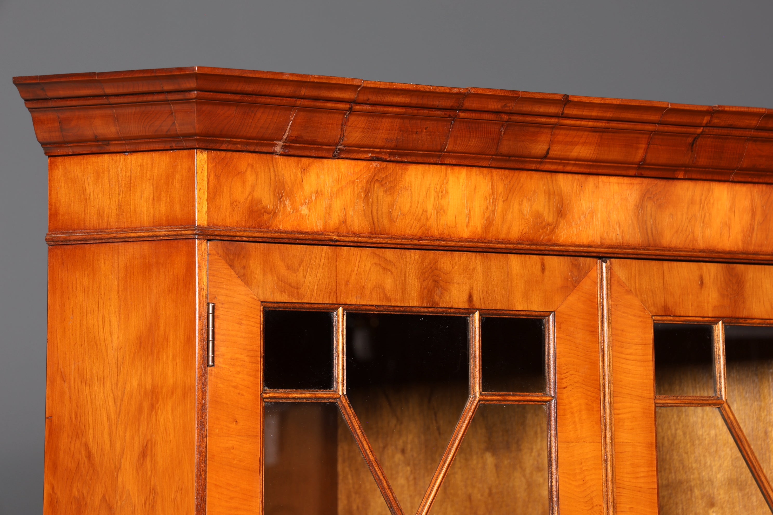 Wunderschöne Englische Eckvitrine Eibe Antik echt Holz Schrank Eckschrank Glasvitrine