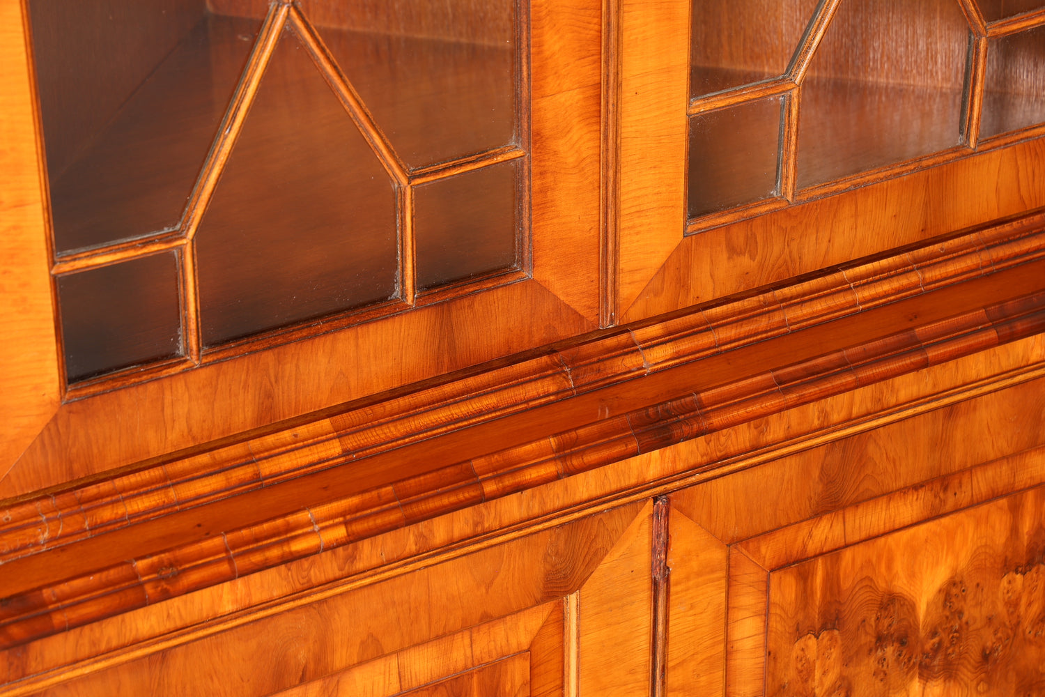 Wunderschöne Englische Eckvitrine Eibe Antik echt Holz Schrank Eckschrank Glasvitrine
