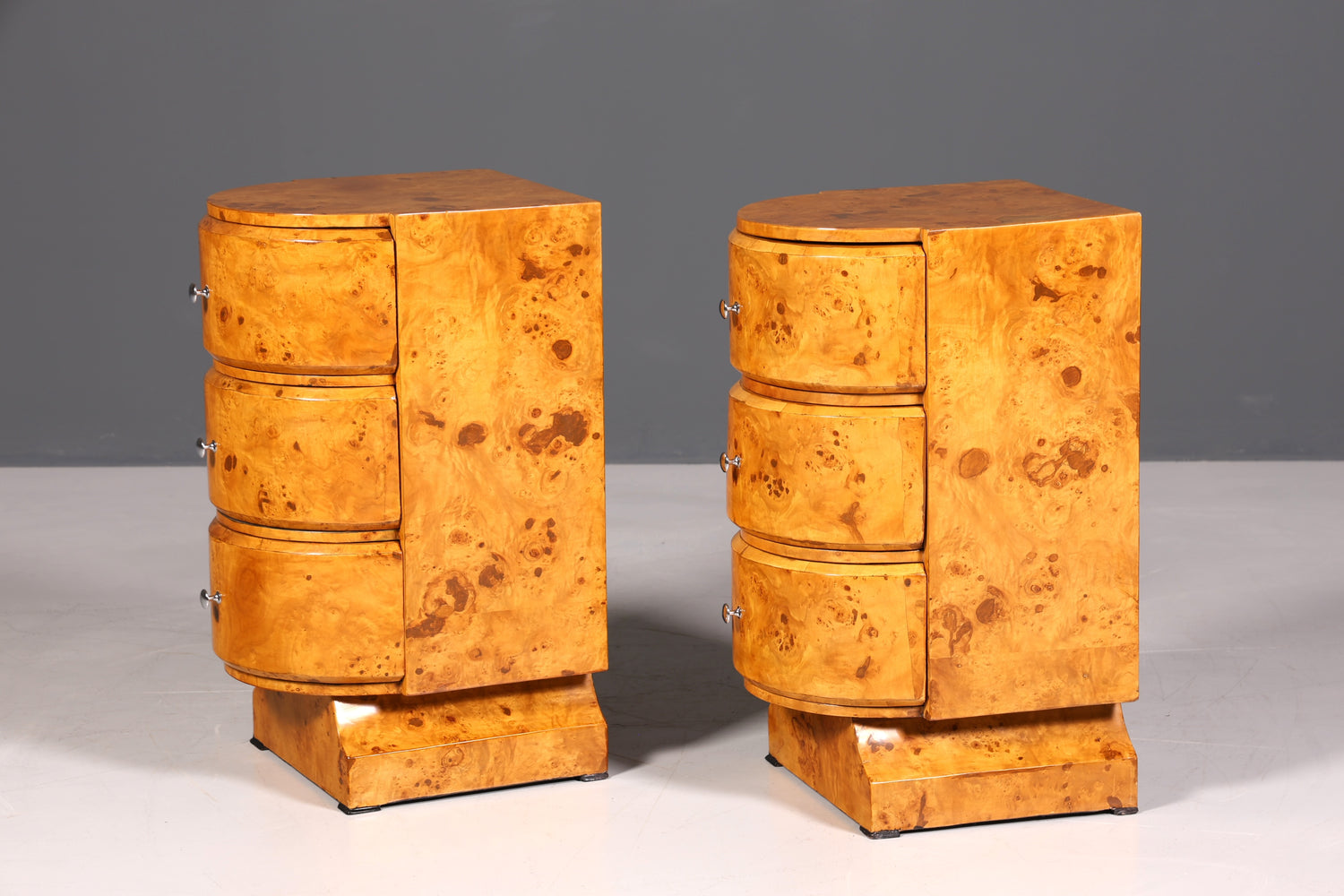 Zwei Exquisite Art Deco Stil Kommoden Schubladenkommoden - Einzigartige Möbelstücke für jeden Raum