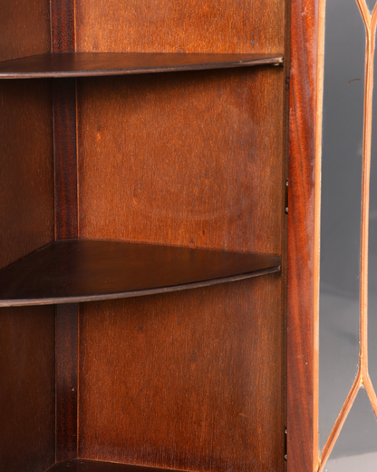 Hauptstadt Möblerei englische Eckvitrine aus Mahagoni mit Holzregalen und Glasfront im Vintage-Stil