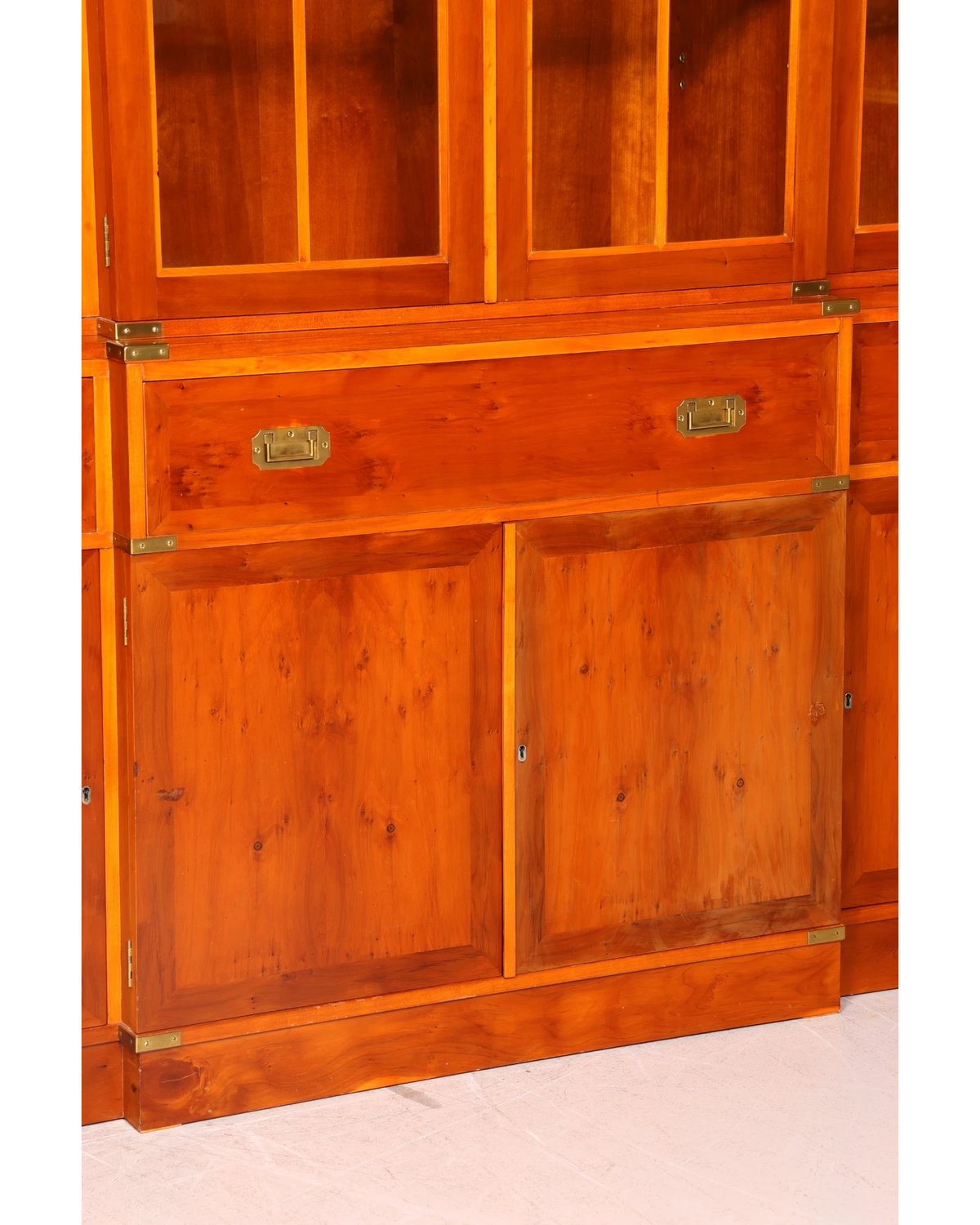 Hauptstadt Möblerei englischer Vitrinenschrank aus Echtholz mit Messingbeschlägen im maritimen Vintage-Stil