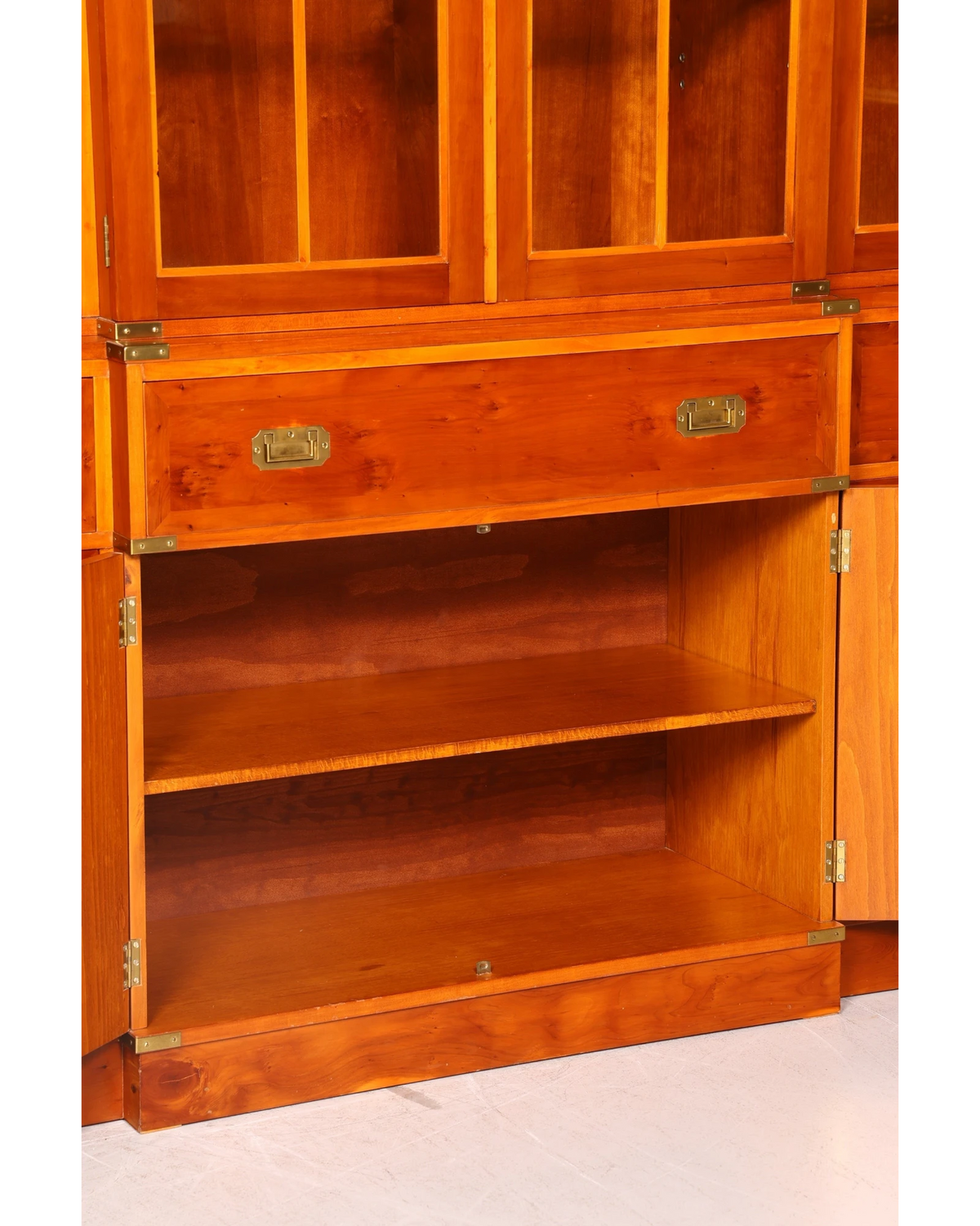 Hauptstadt Möblerei englischer Vitrinenschrank aus Echtholz mit Messingbeschlägen und maritimen Design-Details