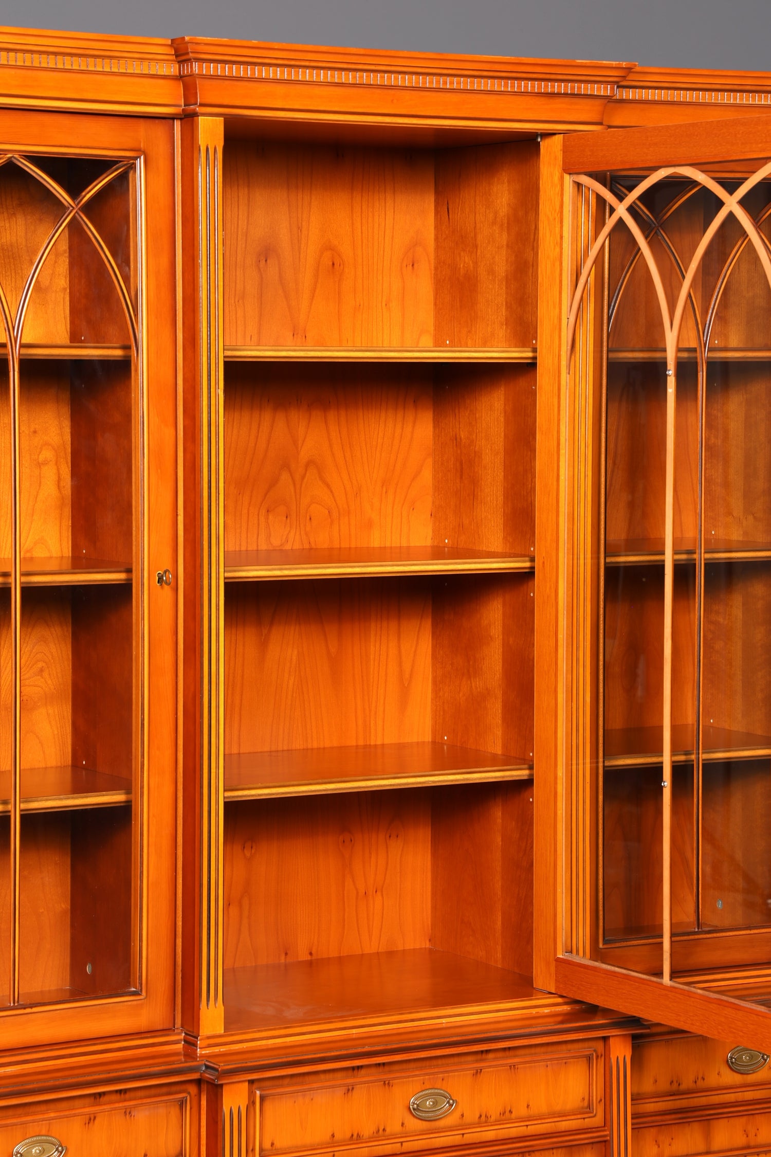 Beeindruckender Englischer Bücherschrank Eibe Vitrine Bibliothek Bücherregal Glasvitrine Buffet Vintage