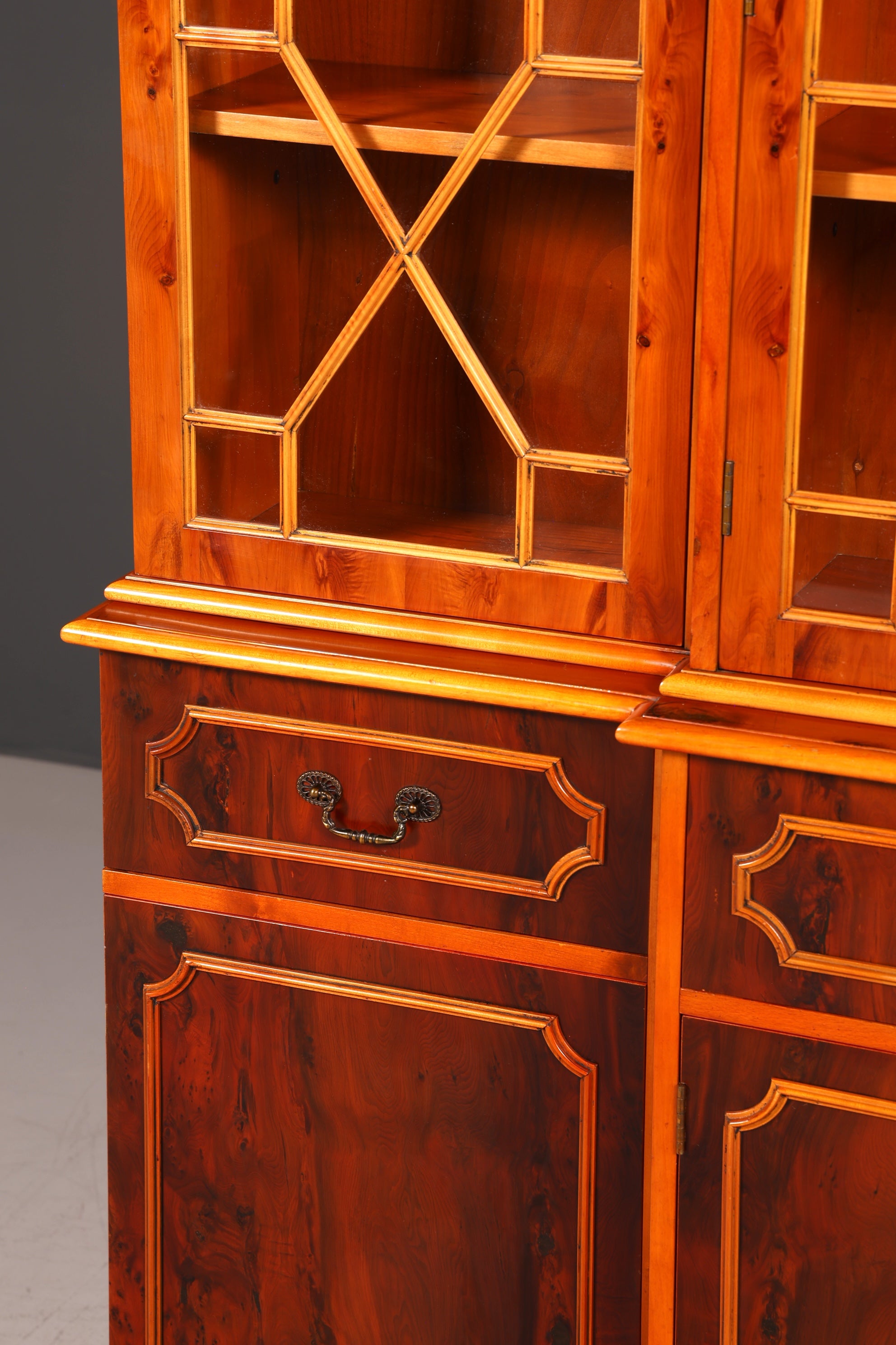 Beeindruckender Englischer Bücherschrank Eibe Vitrine Bibliothek Bücherregal Glasvitrine Buffet Chippendale Vintage