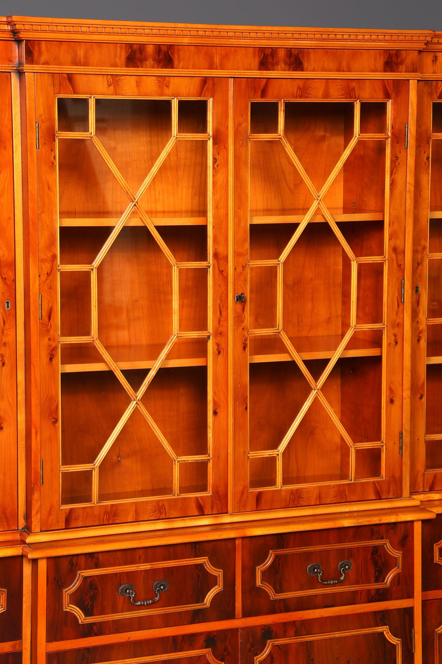 Beeindruckender Englischer Bücherschrank Eibe Vitrine Bibliothek Bücherregal Glasvitrine Buffet Chippendale Vintage