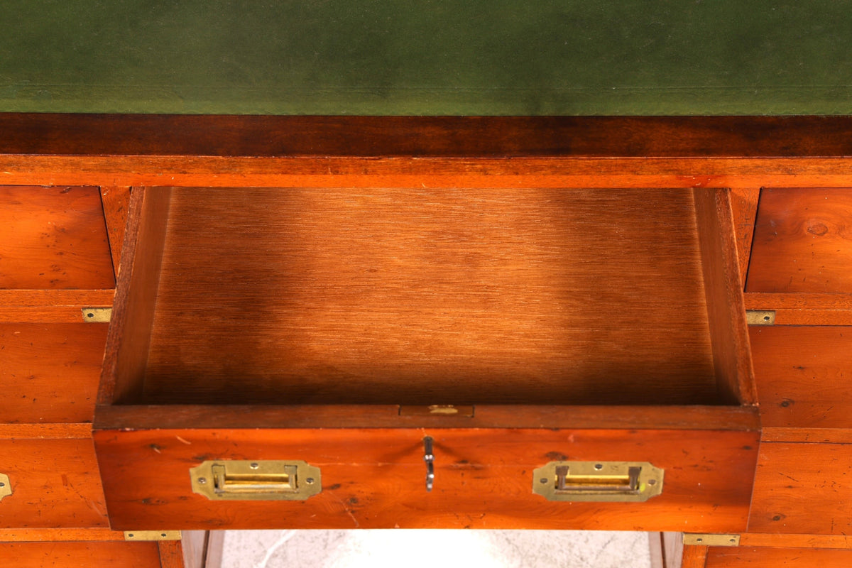 Hauptstadt Möblerei englischer Schreibtisch im Military-Chest-Design mit offener Holzschublade und grüner Lederauflage
