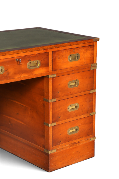 Hauptstadt Möblerei englischer Military Chest Schreibtisch aus Massivholz mit grüner Lederauflage und Messingbeschlägen