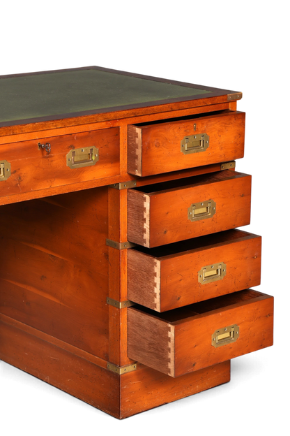 Hauptstadt Möblerei englischer Military Chest Schreibtisch aus Massivholz mit grüner Lederauflage und Messingbeschlägen