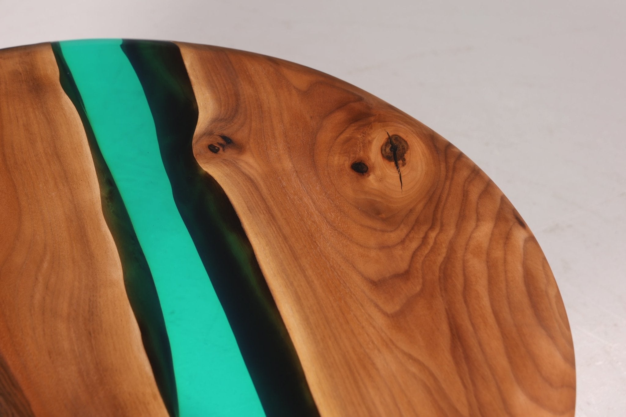 Einzigartiger Epoxidharz Couchtisch Nussbaum Tisch Beistelltisch grüner Ablagetisch