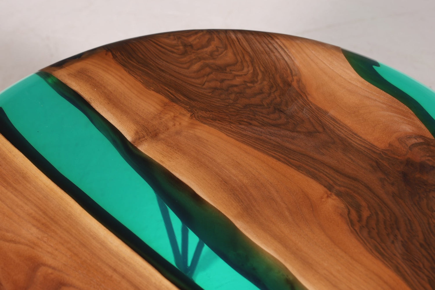 Einzigartiger Epoxidharz Couchtisch Nussbaum Tisch Beistelltisch grüner Ablagetisch