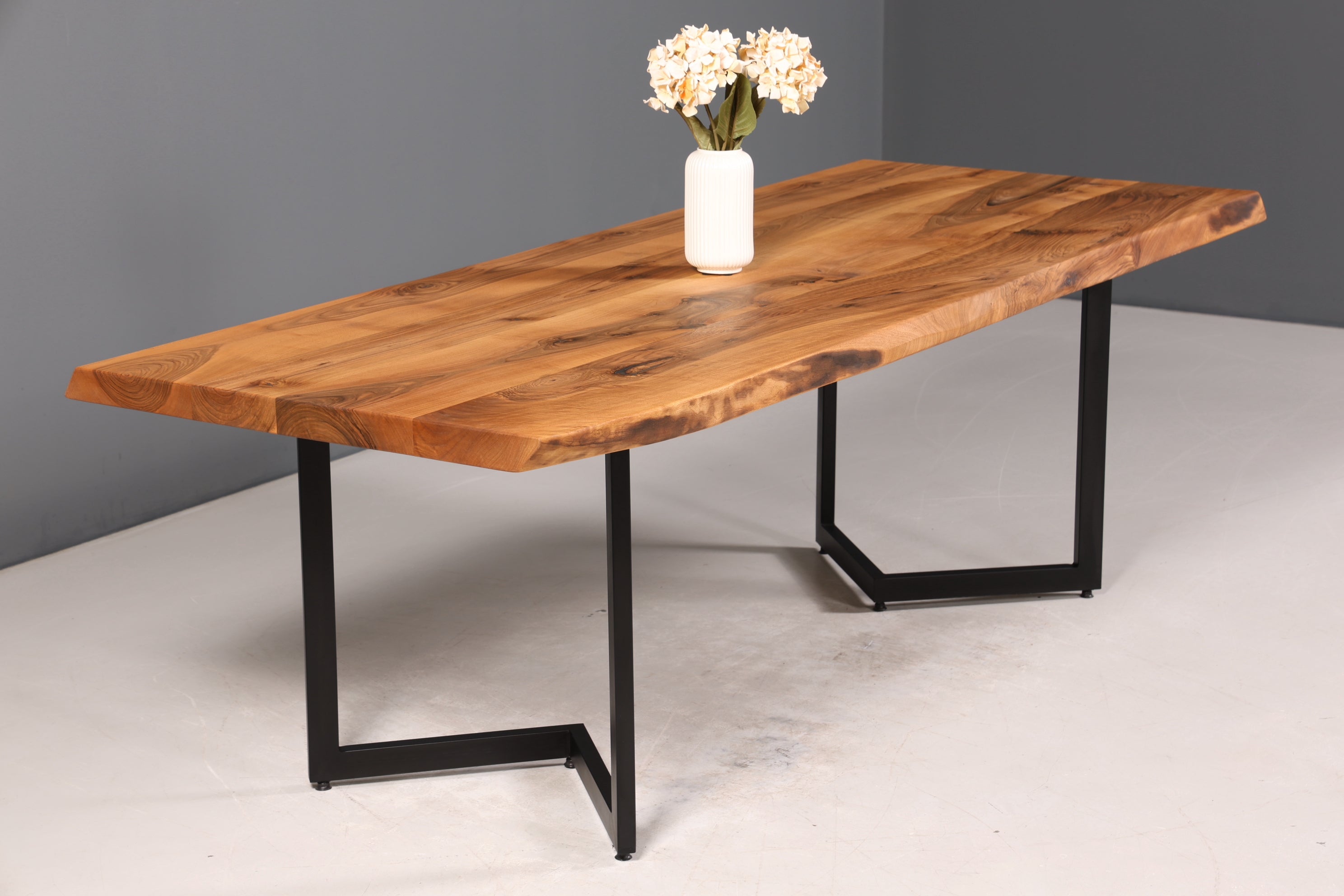 Wunderschöner Nussbaum Tisch 240cm-95cm Esszimmer Tisch Baumkanten Platte massiv Holz Küchentisch